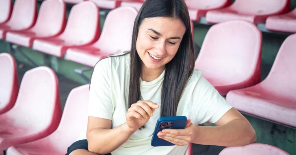Joven en celular se informa cómo jugar basketball