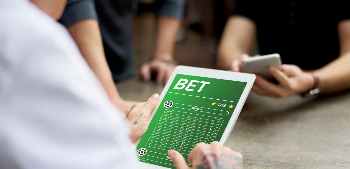 persona apostando en la polla mundialista