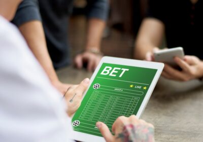 persona apostando en la polla mundialista