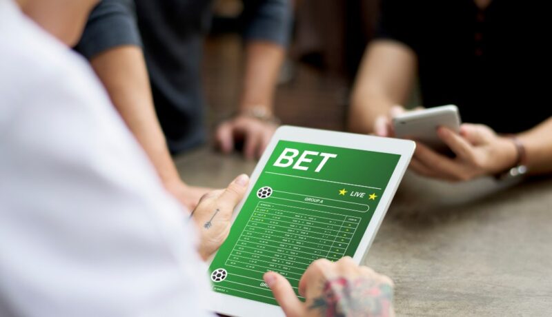 persona apostando en la polla mundialista