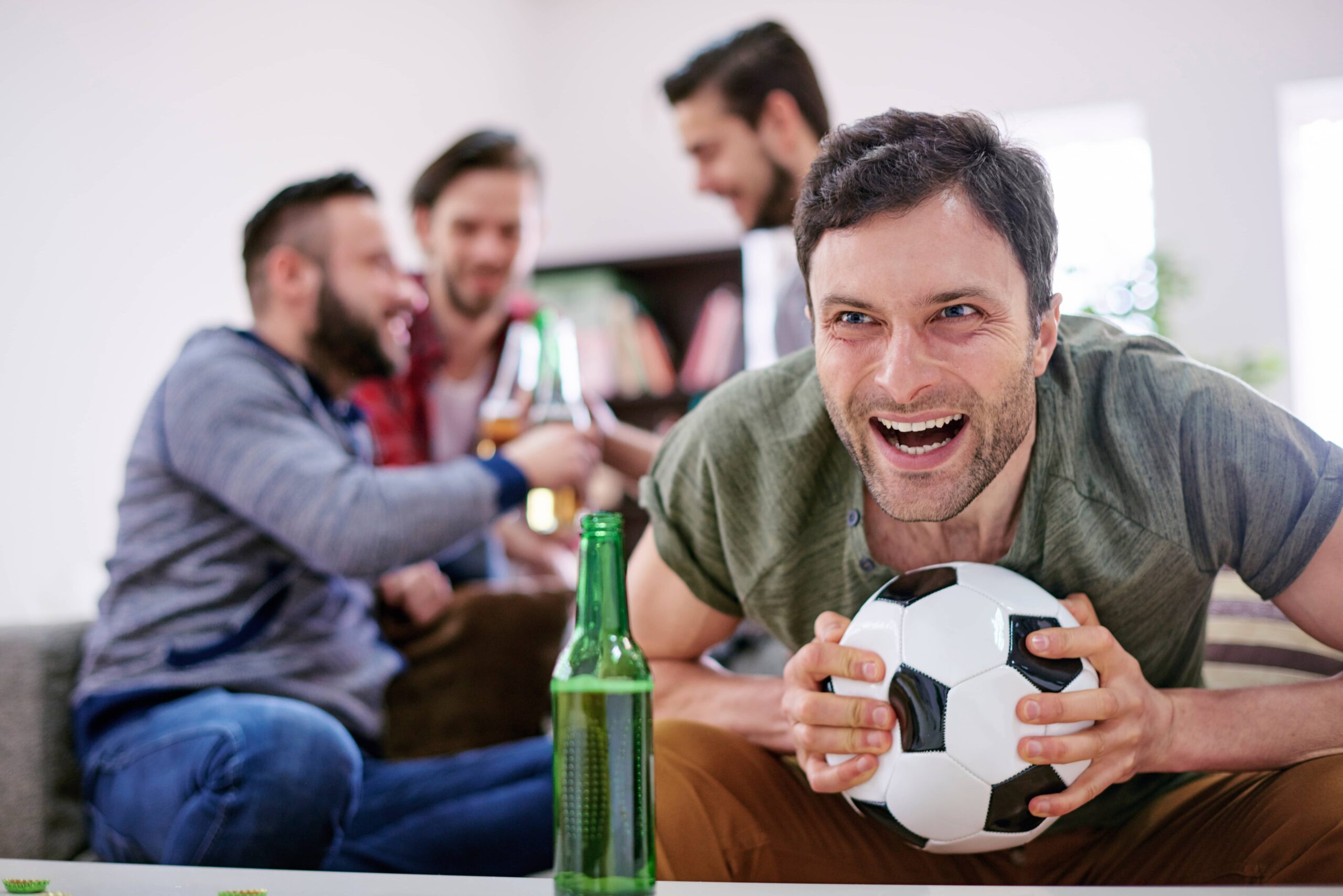 Aficionado sigue un partido del Mundial 2026 mientras analiza a los favoritos para ganar el torneo