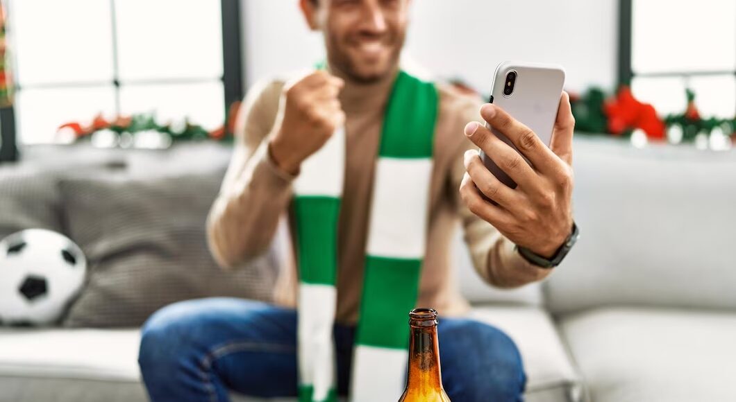 Aficionado de futbol ansioso por el resultado de su apuesta online