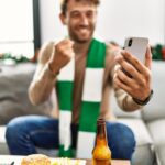 Aficionado de futbol ansioso por el resultado de su apuesta online