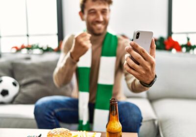 Aficionado de futbol ansioso por el resultado de su apuesta online