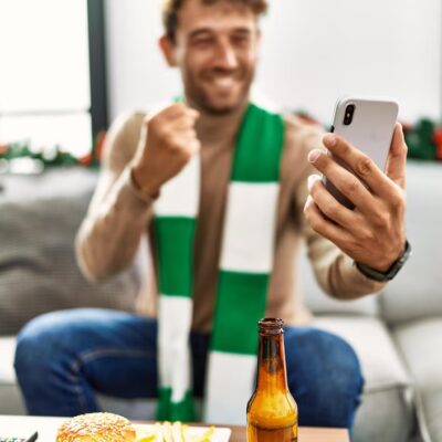 Aficionado de futbol ansioso por el resultado de su apuesta online