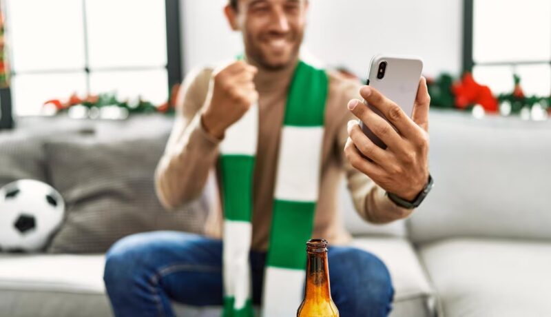 Aficionado de futbol ansioso por el resultado de su apuesta online
