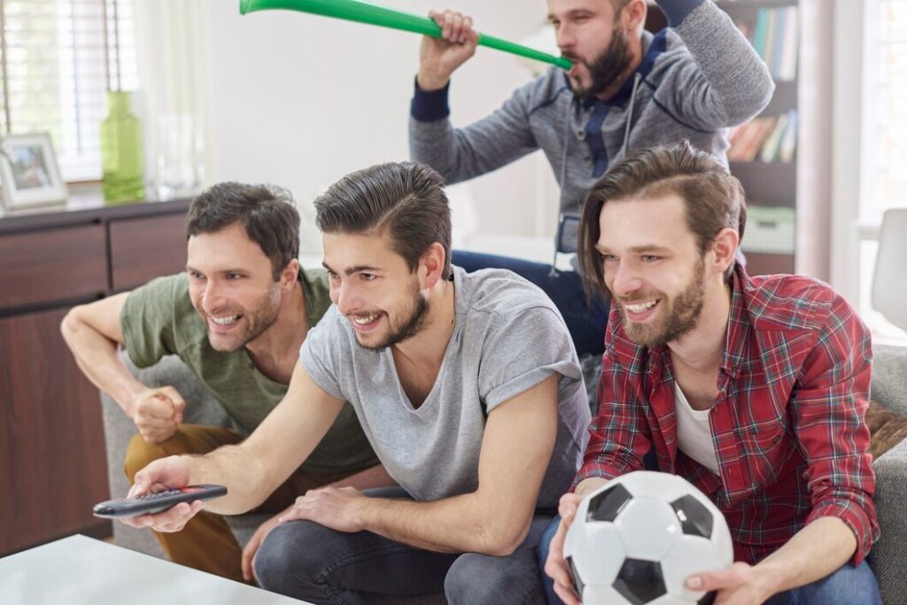 grupo de jóvenes alentando a su equipo de fútbol