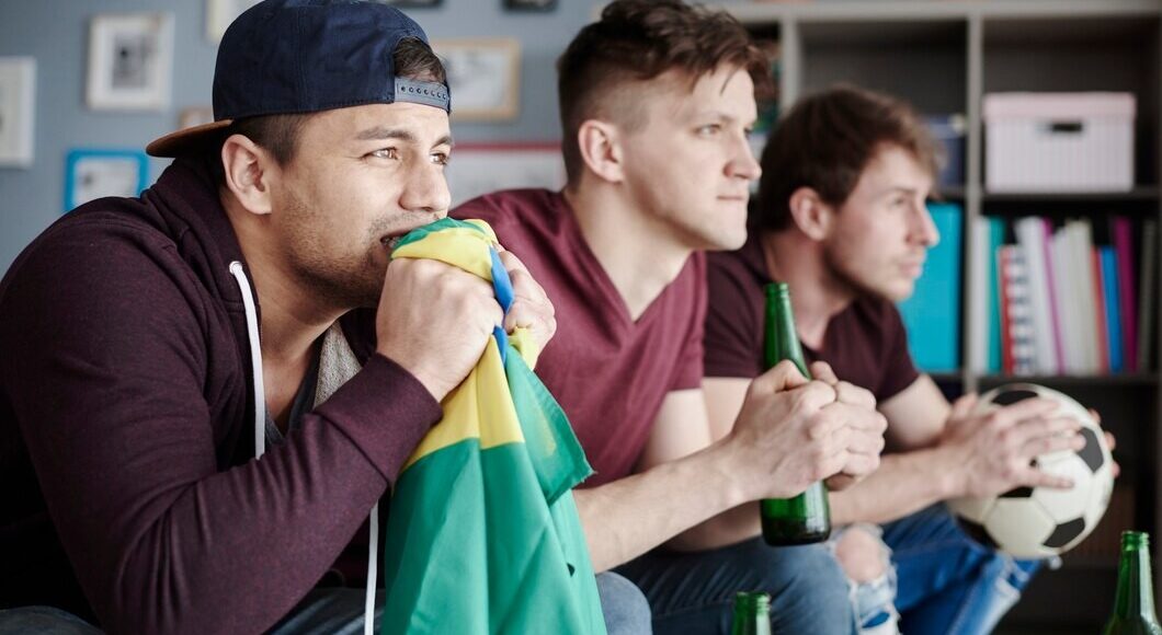 grupo de jóvenes mirando un partido de fútbol tras haber apostado con el sistema de doble oportunidad