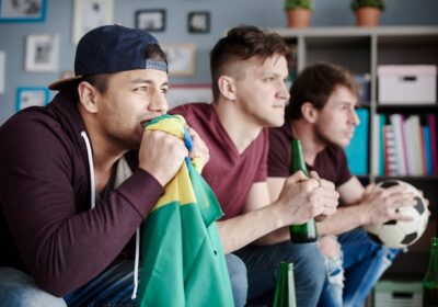 grupo de jóvenes mirando un partido de fútbol tras haber apostado con el sistema de doble oportunidad