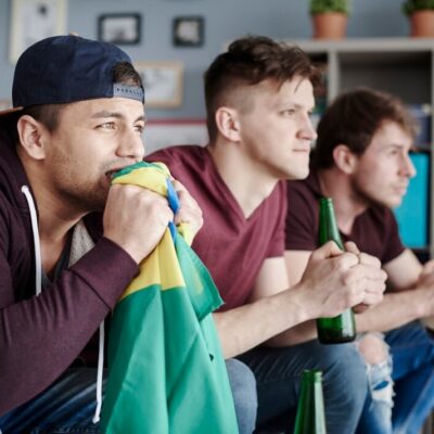 grupo de jóvenes mirando un partido de fútbol tras haber apostado con el sistema de doble oportunidad