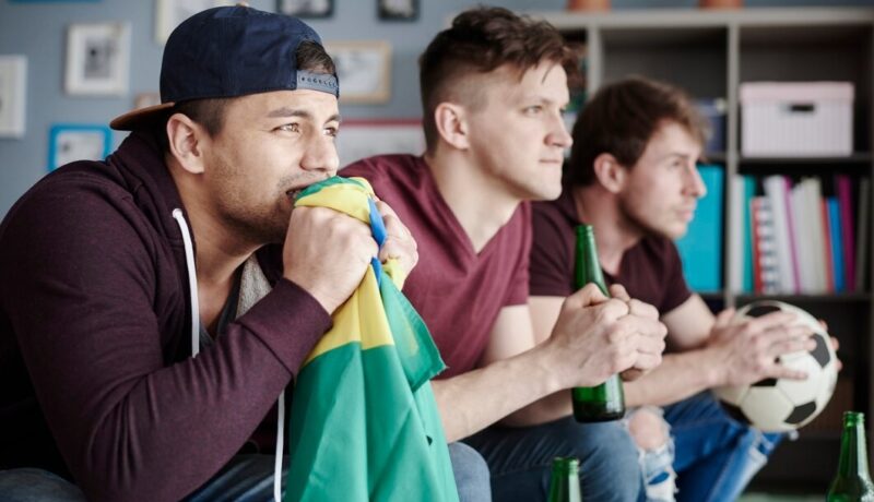 grupo de jóvenes mirando un partido de fútbol tras haber apostado con el sistema de doble oportunidad