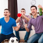 Grupo de aficionados celebra un partido del Mundial 2026 entre los principales candidatos al título