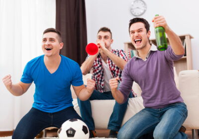 Grupo de aficionados celebra un partido del Mundial 2026 entre los principales candidatos al título
