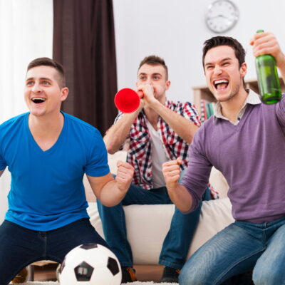 Grupo de aficionados celebra un partido del Mundial 2026 entre los principales candidatos al título