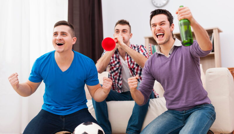Grupo de aficionados celebra un partido del Mundial 2026 entre los principales candidatos al título