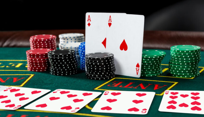 juego de poker online con fichas, cartas y mesa de apuestas