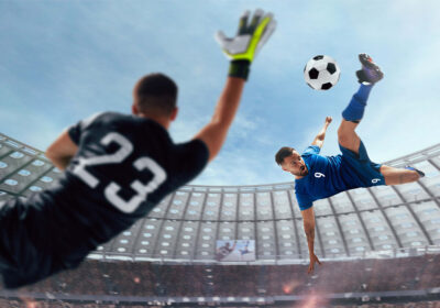 Jugador de futbol a punto de anotar un hat trick