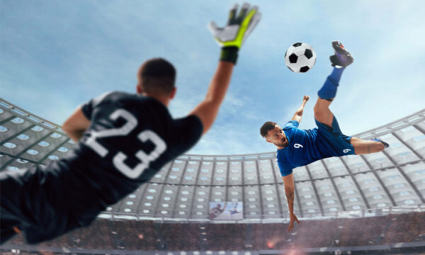 Jugador de futbol a punto de anotar un hat trick