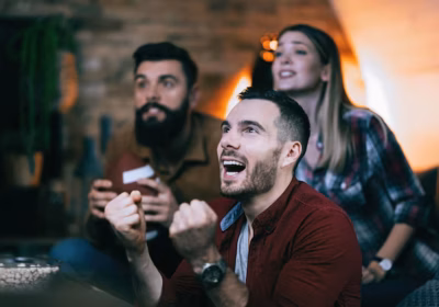 Grupo de amigos celebrando su apuesta deportiva