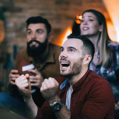 Grupo de amigos celebrando su apuesta deportiva