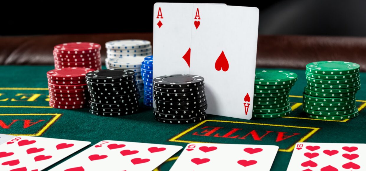 Apuestas de casino usando fichas y cartas para jugar baccarat
