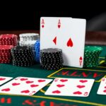 Apuestas de casino usando fichas y cartas para jugar baccarat