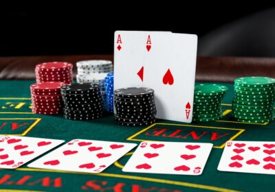 Apuestas de casino usando fichas y cartas para jugar baccarat