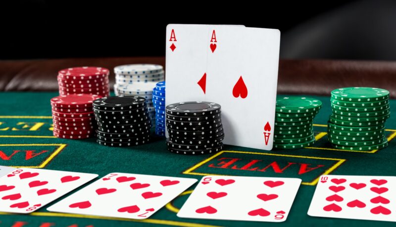 Apuestas de casino usando fichas y cartas para jugar baccarat