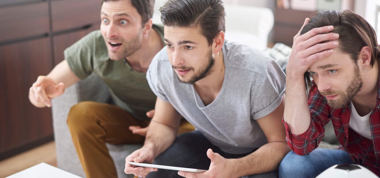 Aficionados al fútbol esperando los resultados de la apuesta online con hándicap asíatico que hicieron