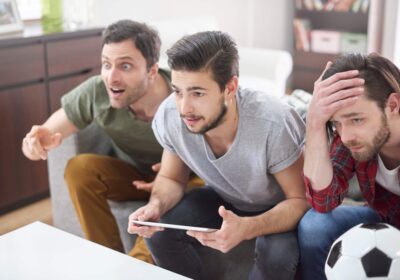 Aficionados al fútbol esperando los resultados de la apuesta online con hándicap asíatico que hicieron