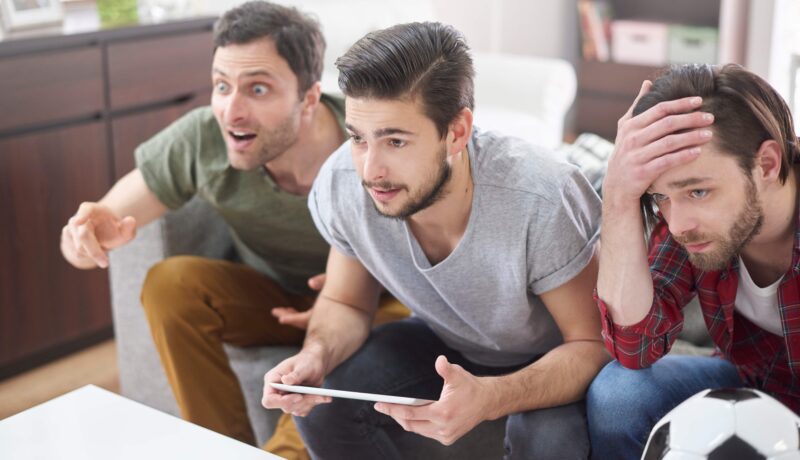 Aficionados al fútbol esperando los resultados de la apuesta online con hándicap asíatico que hicieron